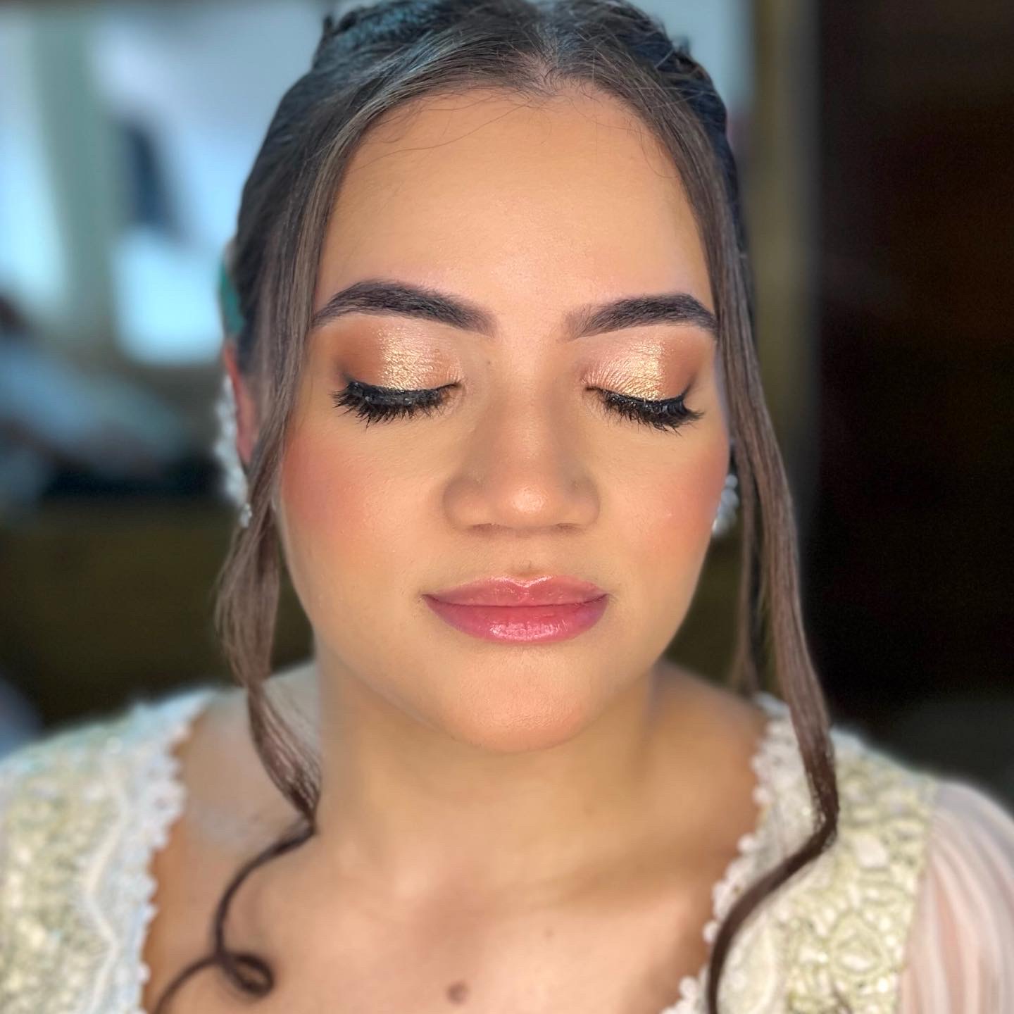 Noiva com maquiagem iluminada em tons dourados